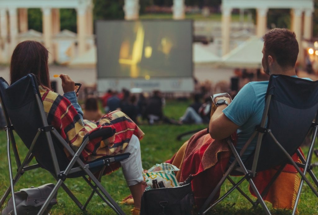 Couple au cinéma en plein air